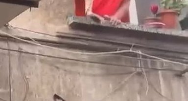 Bursa'da 4 katlı binada çıkan yangında alevler arasında kalan kadını mahalleli kurtardı