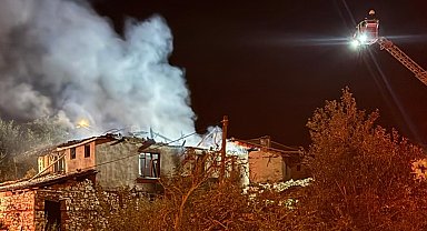 Bursa'da ahşap ev çıkan yangında küle döndü