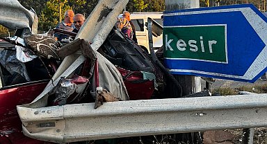 Bursa'da bariyerlere çarpan otomobilin sürücüsü öldü