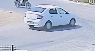 Bursa'da motosiklet ile otomobilin çarpıştığı kaza kamerada; 1 yaralı