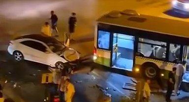 Bursa'da otomobil ile halk otobüsü çarpıştı: 7 Yaralı