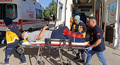 Bursa'da üzerine şeker çuvalları düşen işçinin bacağı kırıldı