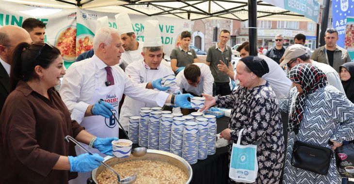 Büyükşehir aşure geleneğini sürdürüyor