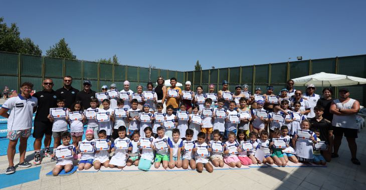 Büyükşehir Yaz Okulları’nda minik yüzücülerin sertifika heyecanı