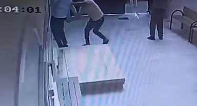 Cami avlusunda uyuşturucu içerken kendisini uyaran müezzini bıçakladı; olay anı kamerada