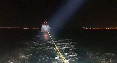 Çanakkale Boğazı'nda arızalanan gemi, römorkörle yedeklenerek demirletildi