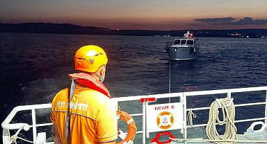 Çanakkale Boğazı'nda sürüklenen tekne kurtarıldı