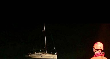 Çanakkale Boğazı'nda sürüklenen tekne kurtarıldı