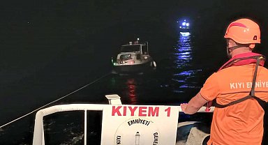 Çanakkale Boğazı'nda sürüklenen tekne kurtarıldı