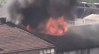 Çatı katında çıkan yangın söndürüldü; mahsur kalan 2 kişi kurtarıldı