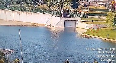 Çaya düşen 1,5 yaşındaki bebeği, parktaki güvenlik görevlisi kurtardı; o anlar kamerada