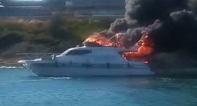 Çeşme'de marinada bağlı motoryat yandı; o anlar kamerada