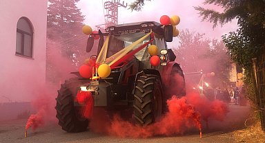 Çiftçi aile traktörlerini sünnet aracı yaptı