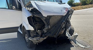 Çorum'da otomobil ile yolcu minibüsü çarpıştı: 8 yaralı