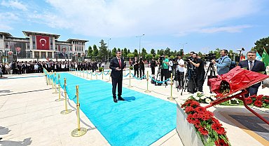 Cumhurbaşkanı Yardımcısı Yılmaz, 15 Temmuz Anıtı'na çelenk bıraktı