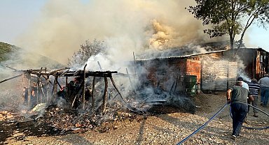 Depodaki 400 bin lira değerindeki saman ve yem balyası yandı