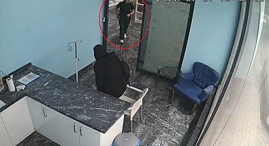 Deprem sırasında serum takılı köpeğin yanına koştu; o anlar kamerada