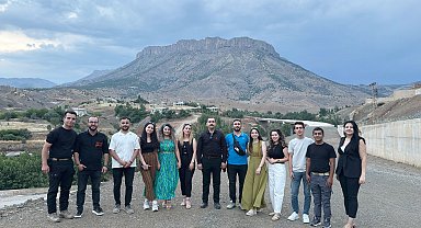 Derecik'te öğretmenler söyledikleri şarkıyla ilçeyi tanıttı