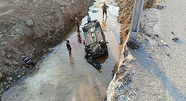 Dereye devrilen otomobildeki baba ve oğlu öldü