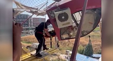 Devrilen kule vinçin kabininde mahsur kalan operatörün kurtarılma anı kamerada