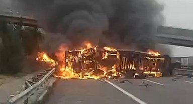 Devrilen TIR, alev alev yandı