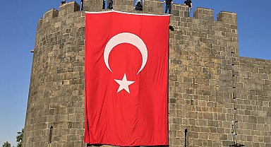 Diyarbakır surlarına Türk bayrakları asıldı