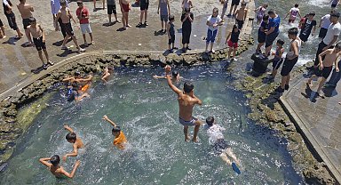 Diyarbakır'da çocukların süs havuzunda tehlikeli serinliği