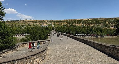 Diyarbakır'da hava sıcaklıkları 45 dereceyi geçti, tarihi mekanlar boş kaldı