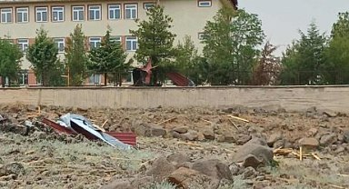 Diyarbakır'da kuvvetli rüzgar okulun çatısını uçurdu