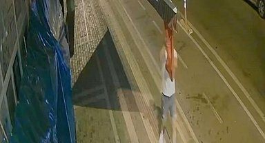 Dükkanda asılı bayrağı çıkaran turist hakkında işlem yapıldı