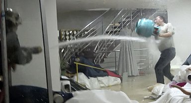 Dükkanındaki gelinlikleri yakmaya çalışan iş yeri sahibine tazyikli suyla müdahale