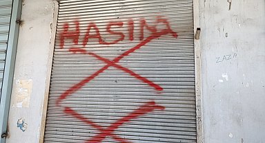 Dükkanının kepengine 'hasım' yazan kişiyi tabancayla bacağından vurdu