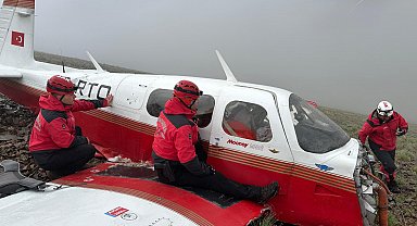Dünya turuna çıkan pilotun tek motorlu uçağı düştü; pilot öldü, kadın yolcuya sağ ulaşıldı
