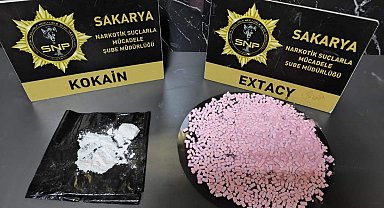 Durdurulan araçta kokain ve uyuşturu hap ele geçirildi