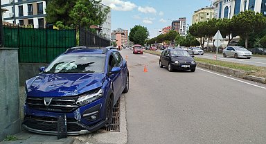 Duvara çarpan otomobilin sürücüsü yaralandı