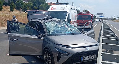 Edirne'de 2 otomobilin çarpıştığı kaza kamerada; 6 yaralı