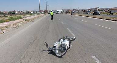 Ehliyetsiz sürücü, 'dur' ihtarına uymadı, motosikleti ile polise çarptı