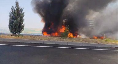 Ehliyetsiz sürücünün çarptığı cam yüklü TIR alev alev yandı