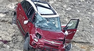 El freni çekilmeyen otomobil, kayalardan uçtu