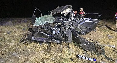 Elazığ'da otomobil yol kenarına devrildi: 2 ölü, 3 yaralı