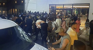 Elektrik kesintisi nedeniyle klimalar çalışmayınca, müşteriler resepsiyona inip tepki gösterdi