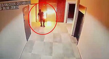 Elektrikli skuterinin bataryası elinde patladı; o anlar kamerada