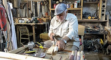 Emekli postacının 'baston' sanatı