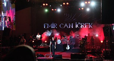 Emir Can İğrek, Akşehir Açık Hava Tiyatrosu'nda sahne aldı