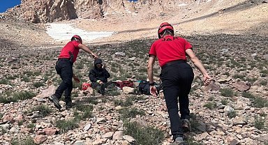 Erciyes'te mahsur kalan 2 dağcı kurtarıldı