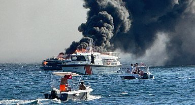 Erdek'te 15 metrelik 'ILLUSION' isimli yat alev alev yandı; 4 kişi kurtarıldı