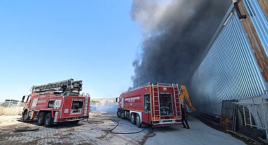 Fabrika bahçesinde yangın; 2 işçi dumandan etkilendi