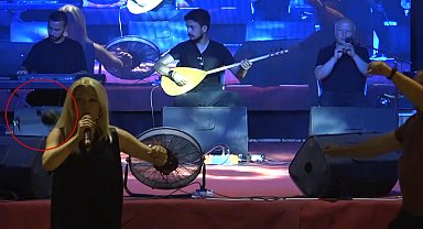 Festivalde sahne alan sanatçının başına dron çarptı