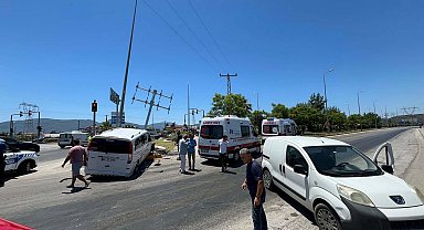 Fethiye'de minibüs ve hafif ticari araç çarpıştı: 12 yaralı