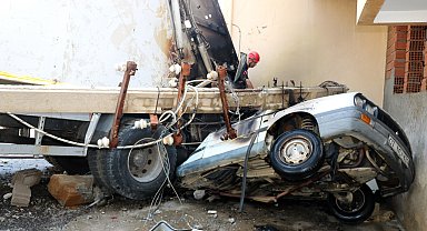 Freni boşalan çöp kamyonu direği devirip, 2 otomobili ezdi, çıkan yangın büyümeden söndürüldü